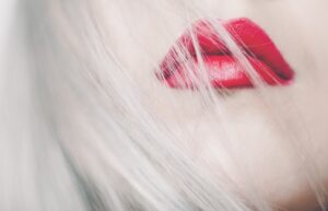 50代が顔のリフトアップを切らずにする方法とは？